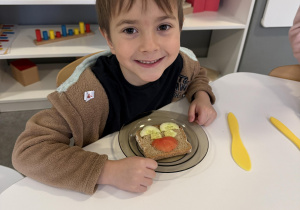 dzieci przygotowują "misiowe" kanapki