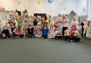 dzieci pozują ze swoimi misiami