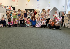 dzieci pozują ze swoimi misiami