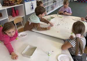 dzieci podczas warsztatów z dietetykiem wykonują "zdrowy talerzyk"