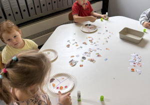 dzieci podczas warsztatów z dietetykiem wykonują "zdrowy talerzyk"