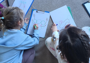 Dzieci podczas wspólnego rysowania przedszkolnych potworów