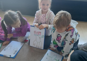 Dziewczynka prezentuje jednego z przedszkolnych potworów