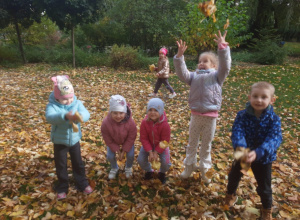 Dzieci w ogrodzie przedszkolnym