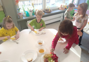 Dzieci szykujące dla siebie podwieczorek