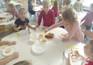 Dzieci szykujące dla siebie podwieczorek