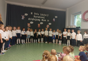 Dzieci występujące z okazji Dnia Edukacji Narodowej