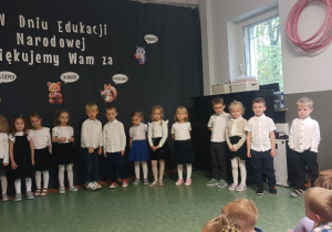 Dzieci występujące z okazji Dnia Edukacji Narodowej