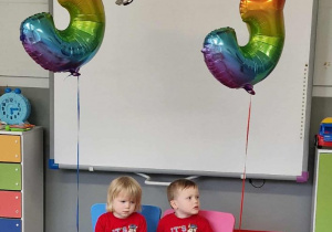 chłopcy świętują urodzinki