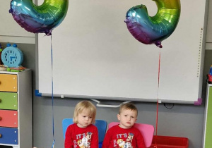 dzieci słuchają piosenki urodzinowej