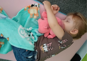 dziewczynka odpoczywa