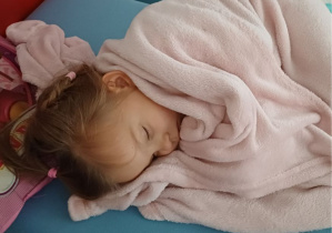 dziewczynka odpoczywa