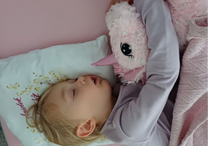 dziewczynka odpoczywa