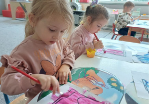 dzieci malują farbami