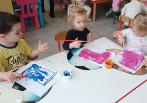 dzieci malują farbami