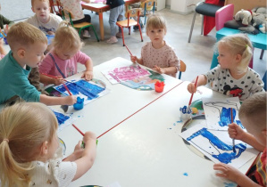 dzieci malują farbami