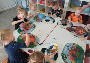 dzieci ozdabiają dynię