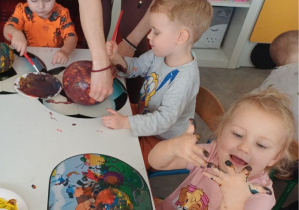 dzieci ozdabiają dynię