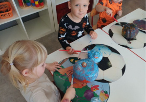 dzieci ozdabiają dynię