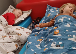 chłopcy odpoczywają