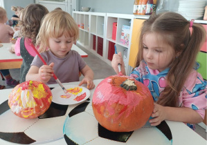 dzieci ozdabiają dynię