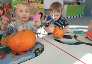 dzieci ozdabiają dynię