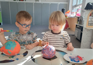 dzieci ozdabiają dynię