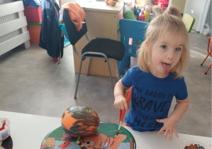 dziewczynka maluje dynię