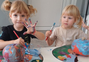 dzieci ozdabiają dynię