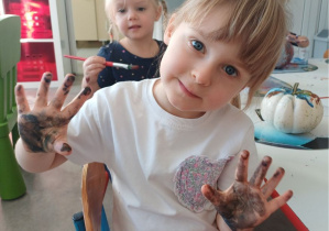 dziecko maluje farbami