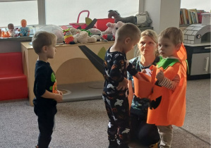 chłopiec częstuje dzieci