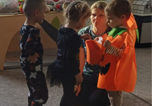 chłopiec częstuje dzieci