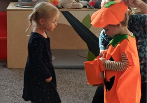 chłopiec częstuje dzieci