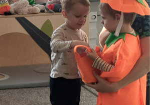 chłopiec częstuje dzieci