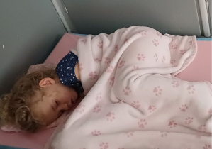 dziewczynka śpi