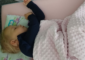 dziewczynka odpoczywa