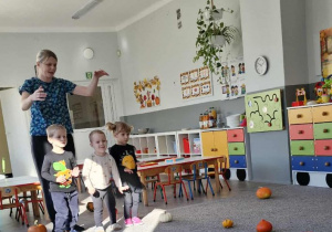 dzieci omijają dynię