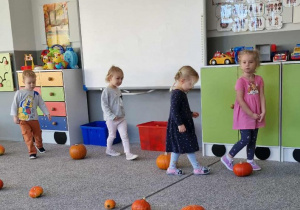 dzieci omijają dynię