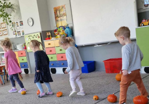 dzieci omijają dynię