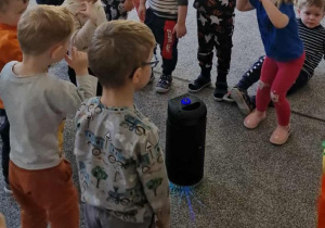 dzieci śpiewają piosenę