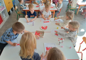 dzieci wyklejają flagę Polski