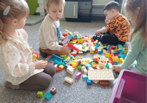 Tygryski układają klocki