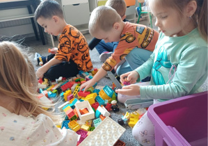 Dzieci bawią się klockami