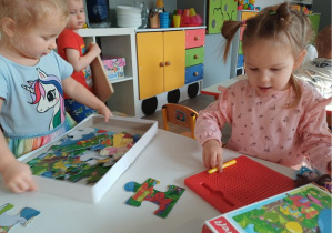 dziewczynki układają puzzle