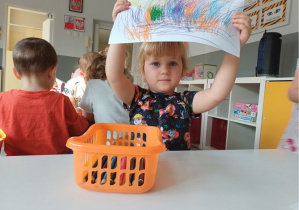 dziecko pokazuje obrazek