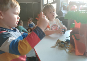 chłopcy bawią się zwierzątkami