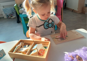 dziewczynka układa misia