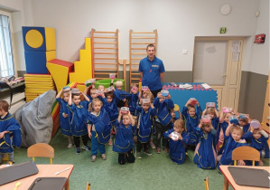 dzieci pozują do zdjecia