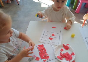 dzieci wydzierają kartki