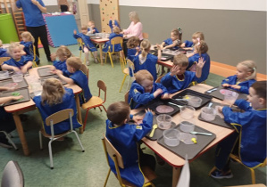 dzieci na zajęciach z Slime